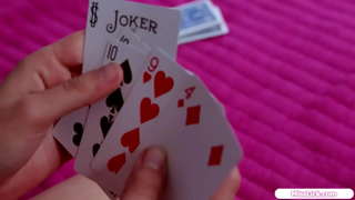 Majhne joške blondinka je pravi hottie v svoji spalnici.Ti poljub in sesati joški, preden ona liže njeno obrito muco.Ona facerides petite babe v 69er