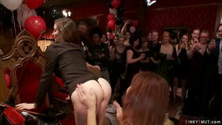 Two big boobs SPANISH b &#039;Simone Sonay agus Syren de Mer aig poblach Bday pàrtaidh a&#039; bhana-phrionnsa a bhàsachadh Donna Dolore faigh throats banged