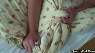 Настай эмэгтэй итгэхгүй залуу guy