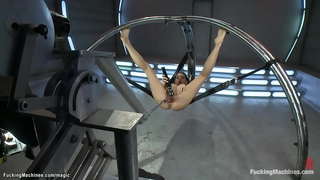 Pigtailed solo bruna Latina babe Sara Luvv strisce lingerie per calze e poi scopa macchina e ottiene orgasmi intensi in varie posizioni