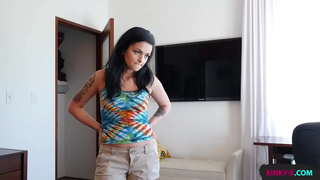 Mia hermanastra nur ne ĉesis bati en mi, ĝis mi metis ŝin sur ŝia kvarpiede kaj fiki ke extreme tight pussy al orgasmo - Kylie Foxxx