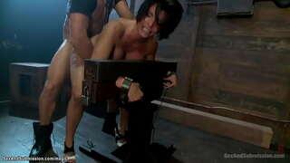 Store bryster brunette MILF Shay Fox er foretaget gennemgang med pisken på hendes tænder så bundet og bøjede sig over rå kneppet af en stor pik Ramon Nomar i dungeon