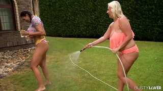 Dildo सम्मिलन र Titty Sucking लागि दुई Busty समलैंगिकों