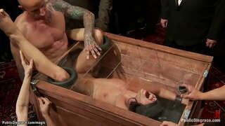 Moza morena escravo Adriana Chechik é cos ollos vendados e casetonado, a continuación, gran galo fodido por Astral Po baixo control de don Princesa Donna Dolore en público