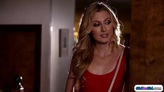 Na die huis te kom laat weer haar groot stiefma, besluit sy sal&#039;n lesbiese.Die stiefdogter kry titsucked die lekke milf poesie en haar facesits