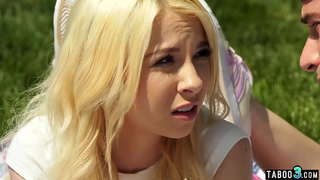 Підліток шагсестра жорстко трахається на вулиці в саду