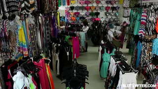 Blondie тинејџерски Haley Лопати цицање петел и добивање пичката fucked диво во исто време