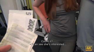 HUNT4K. Pul üçün kişi imkan verir опытному охотнику трахнуть qız sağ idman zalında