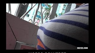 Вялікі сініца брунэтка дзяўчына Сабрына Тэйлар дае вялікі грамадскі БЖ