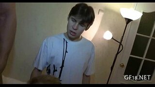 סוטה spectacled הבחור מחזיק ביד