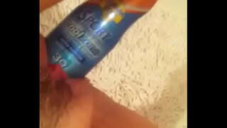 поигрывая бутылочкой бо кремом сӯзонидани бадан (загар)