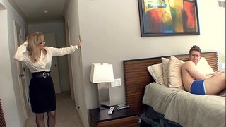 Big boobed blondinka milf v nogavice in podvezica