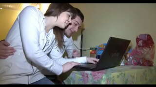 Da babe začne njegovo modra majica