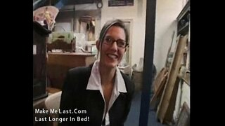 ���ेक्सी श्यामला गृहिणी हो जाता है उसके काम के स्थान पर