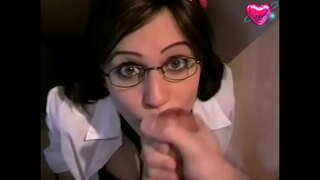 אפרוח חמוד עם משקפיים מקבל את זה טוב