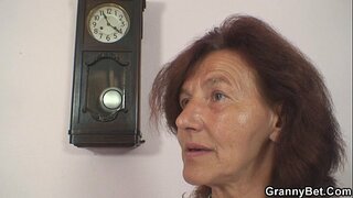 ���េអាយុ granny និងក្មេងប្រុស