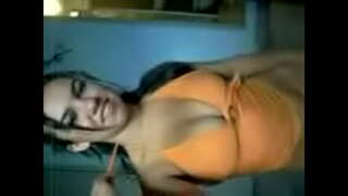 ���ದಿಹರೆಯದ ಸುಂದರಿ ತೆಗೆದುಕೊಳ್ಳುವ ಆಫ್ ಬಟ್ಟೆ