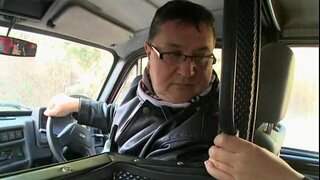 Hadjara yaşlı bir adamla gezintiye çıkıyor