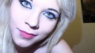 Жешка секси девојка Drooling Јазик