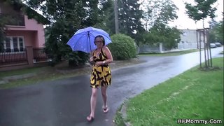 Հասուն մայրիկի եւ դեռահաս աղջիկ խաղում միմյանց հետ