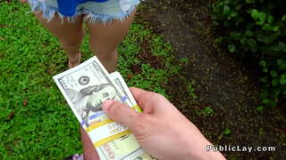 Borrel boude blond knallen in die garage in die openbaar