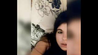 Supruga igra, zadirkuje, posipana