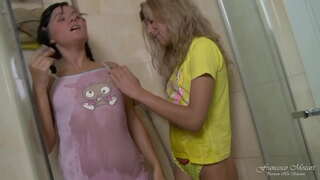 Dua lesbian teens boga real orgasme jeung anal kabayang dina pancuran