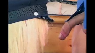 Lepa ženska policaj prekleto v rokavice in nogavice