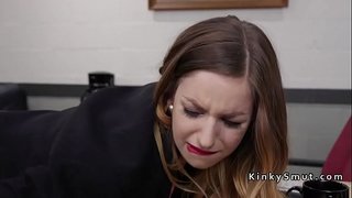 ���იდი მკერდი შავგრემანი ბოსი, თითებით მისი გამყიდველად