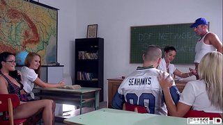 Adolescentes Dolly Diore &amp;amp; Cathy Céu compartilhar tutor do galo com dois amigos com tesão na sala de aula