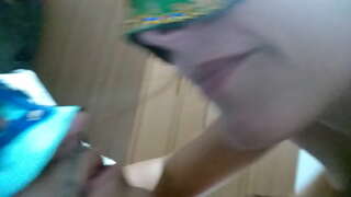 Getroude vrou spoeg in die mond van die manlike en maak hom sluk dit