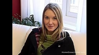 Super schattige blonde tiener strips naakt en speelt met haar strakke kutje