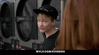 Tesen Twat (VannaBardot) Dobi Njen Klitoris Polizala Z MILF (SereneSiren)