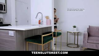 Молоденькая նկարահանել թույլ է տալիս համադասարանցի трахнуть նրա դիմաց իր ստուգողական աշխատանքները