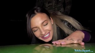 Public Agent Curvy busty hottie v venkovní večerní kouření a kurva