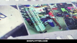 Teen blonda este o tura de noapte angajat în magazin.Polițistul arestat pentru furt tura de dimineață rapoarte și ea recunoaște că a făcut-o de 1 sau de 2 ori.Ofițerul scoate scula și vă permite să-i gâtul.În schimb, el linge si fute pasarica ei.