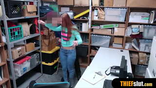 Długonogą miękiszu, złapali go w centrum handlowym i z grubsza zerżnęli