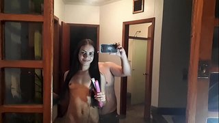 Голая девушка готовится к новой работе