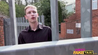 ���્ત્રી નકલી ટેક્સી કાળી પડેલા તેના pussy સાથે રમવાની દ્વારા વ્યક્તિ આગામી બારણું