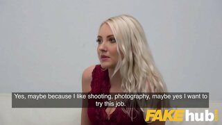 Viltus Aģenta Sexy Helēna fucked līdz orgasmam ar aģentu, dick