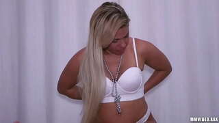 Бразилійка з великою киска отримує приголомшливу сперму на обличчя