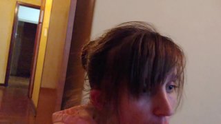 ���ீட்டில் தங்க நிற பல பளப்பான முடி மற்றும் சவாரி