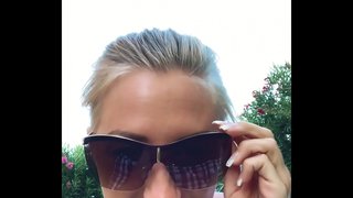 Ben parmak benim sıkı am üzerinde bir kamu lawn