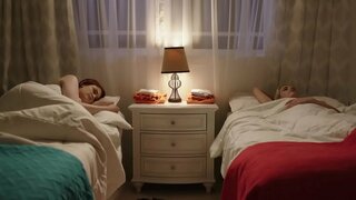 Lesbian nežen zabavno med rdečelaska in blond chick