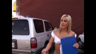 Young babe ukusebenza nzima dick yayo ezimanzi shaved twat