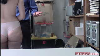 Incroyable seins et merveilleux cul brunette teen baisée dans le bureau de la corruption des cop