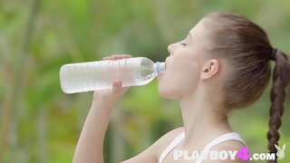 Sexy babe erakusten nice gorputza