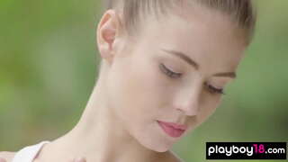 Струнка брюнетка повія роздягається під час тренування з боксу