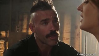 Mestre Charles Dera chicotes amordaçado peitos pequenos morena escravo Zoe Sparx, a continuación, en conxunto condutor posición bangs seu bichano con gran galo no calabozo