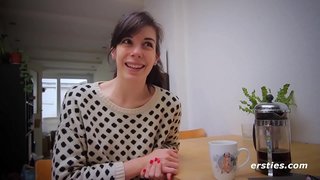 Â�マチュア女の子が摩擦彼女のUntrimmedブッシュ